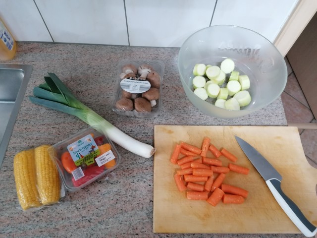 Говяжий стейк с запечёнными овощами и соусом "горгонзола"