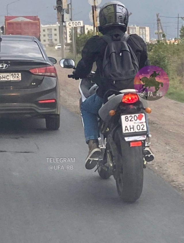 Помог мотоциклисту. Прилипло что-то