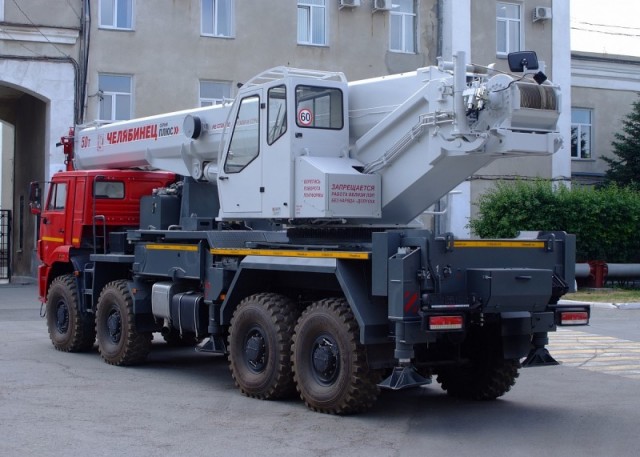 В России создан уникальный автокран грузоподъемностью 60 тонн для дорог общего пользования
