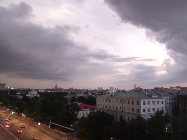 В Москве началась сильная гроза