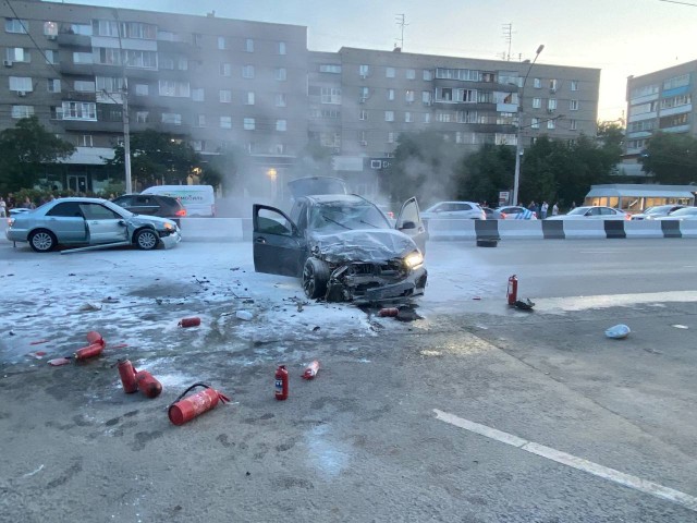 В Новосибирске BMW X5 эпично врезалась сразу в несколько машин