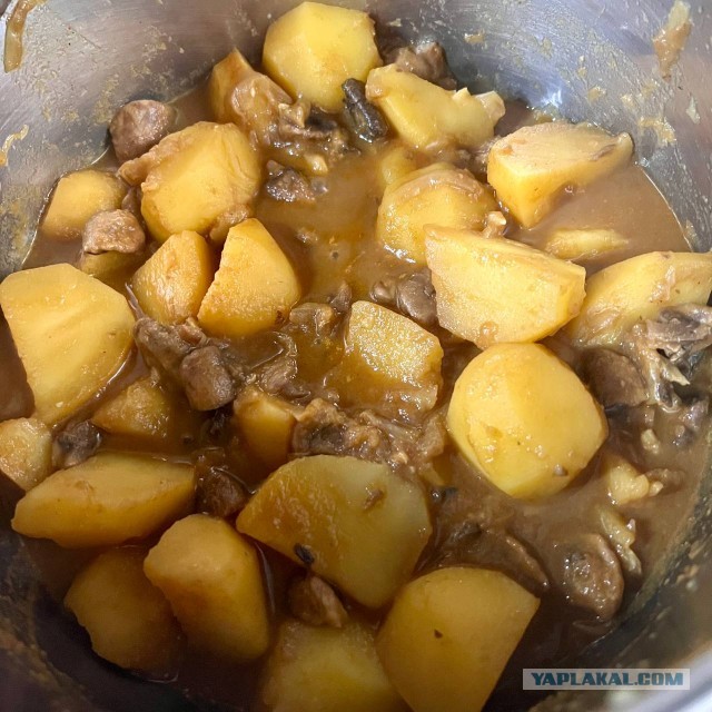 Картофель, тушеный с грибами