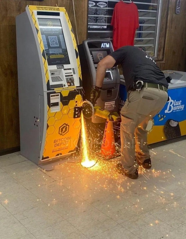 В Техасе шериф округа Джаспер лично вскрыл болгаркой биткоин-банкомат, чтобы вернуть семье $25 000