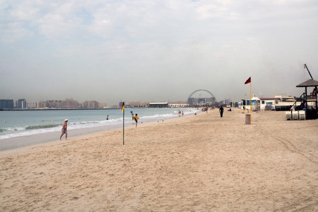 Тем временем в Дубае на пляже