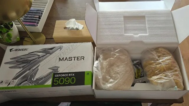 Покупатель из Нидерландов Купил RTX 5090 за €3000 на Amazon, но получил коробку с рисом, макаронами и древней видеокартой