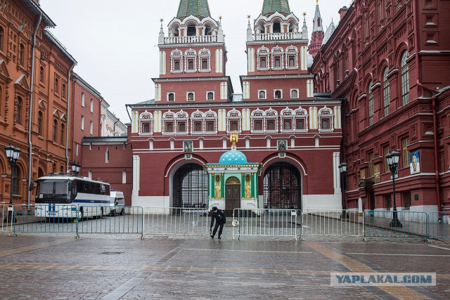 В центре Москвы ставят ограждения, к Манежной и Красной площадям стянут ОМОН