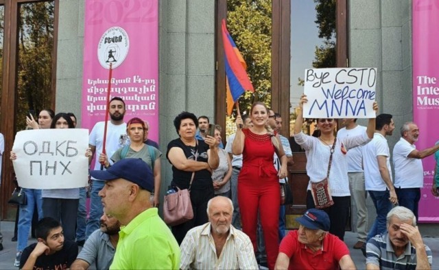 Сотни протестующих в центре Еревана требуют выхода из ОДКБ