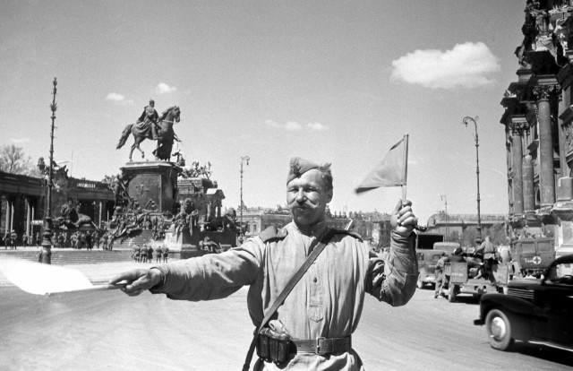 Фотографии связанных с историей Красной и Советской Армии.