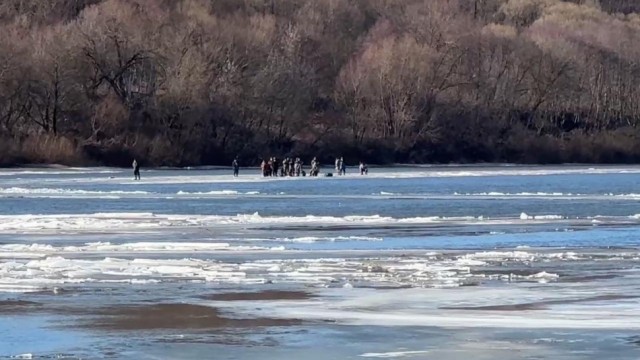 На Оке в Калуге лед отошел от берега вместе с рыбаками