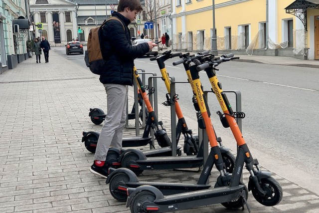 Любителей прокатиться на электросамокатах будут квалифицировать как водителей транспортных средств