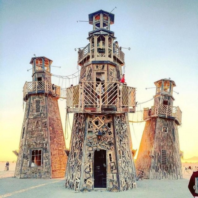 В пустыне Burning Man появилась гигантская сломанная Эйфелева башня