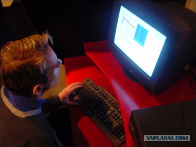 Типичный компьютерный клуб начала 2000-х