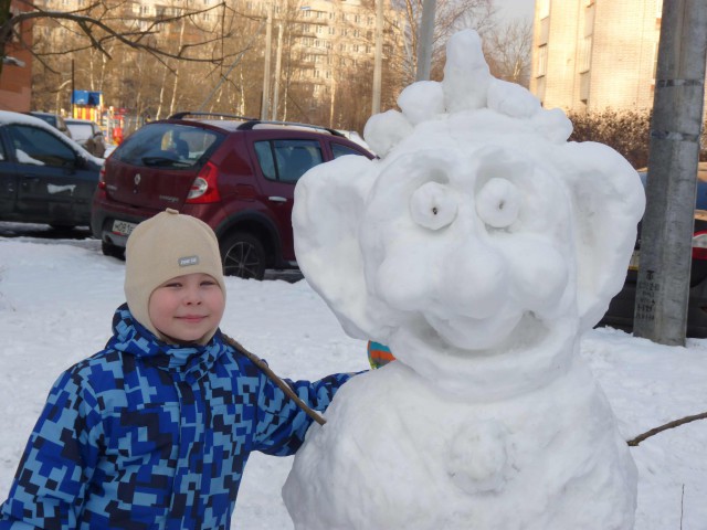 А мы в Челябинске Снегозайцев лепим