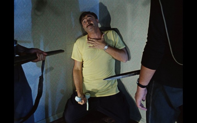 Отец застал 41-летнего учителя в постели своей дочери-подростка