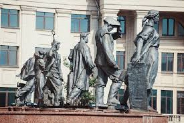 "Пугающий" памятник врачу с ребенком потребовали убрать в Хабаровске