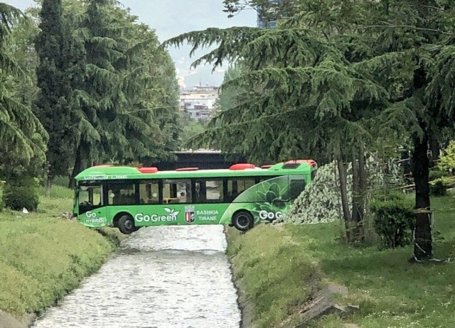 В Албании автобус застрял над рекой. Его предлагают не убирать, а превратить в мост или парк