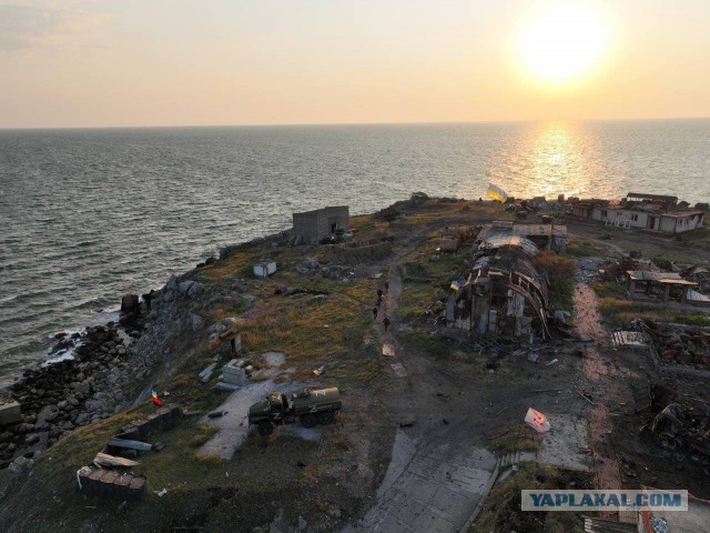 ВКС России нанесли удар по фотографировавшимся с флагом на Змеином военным Украины