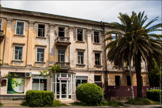 Заброшенные здания и разруха в Абхазии