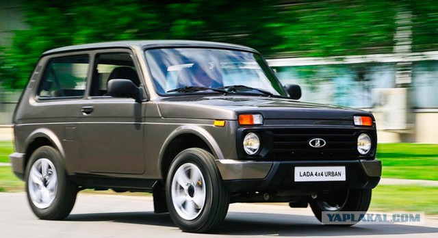 Красивые девушки и новая Lada Urban