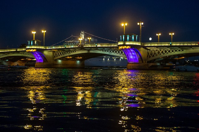 Белые мосты и разводные ночи