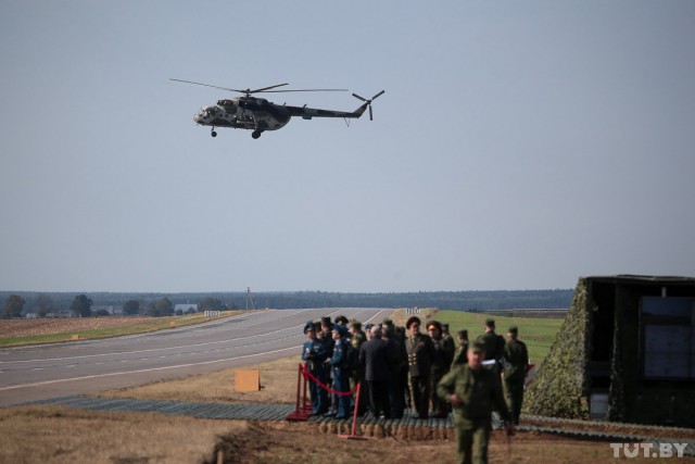 В Беларуси на трассу сели самолеты.