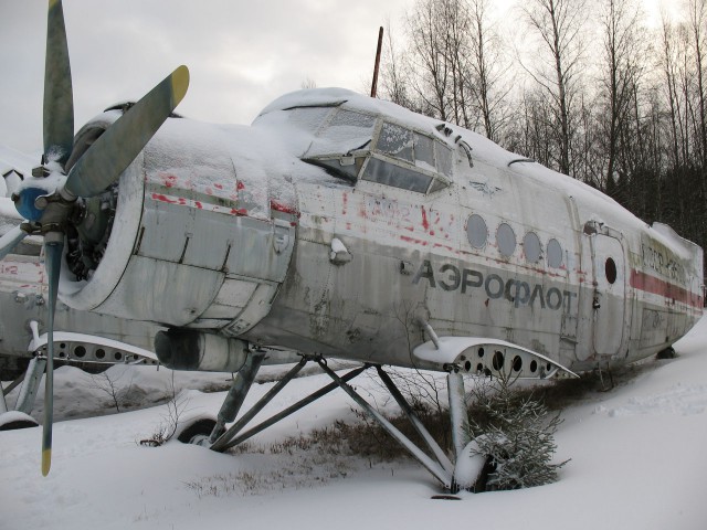 Полузаброшенная стоянка авиатехники