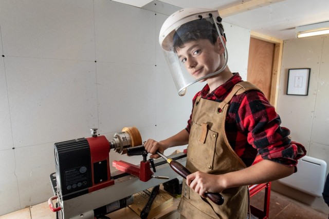12-летний парнишка начал плотничать в 6 лет и теперь у него тысячи заказов