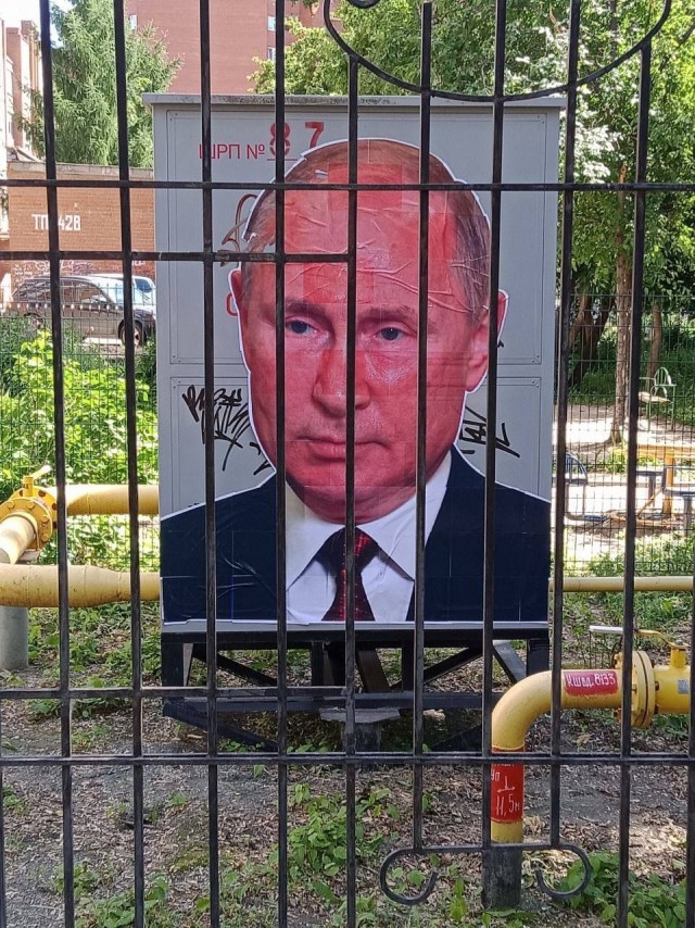 Путин провёл за решеткой 2 часа.