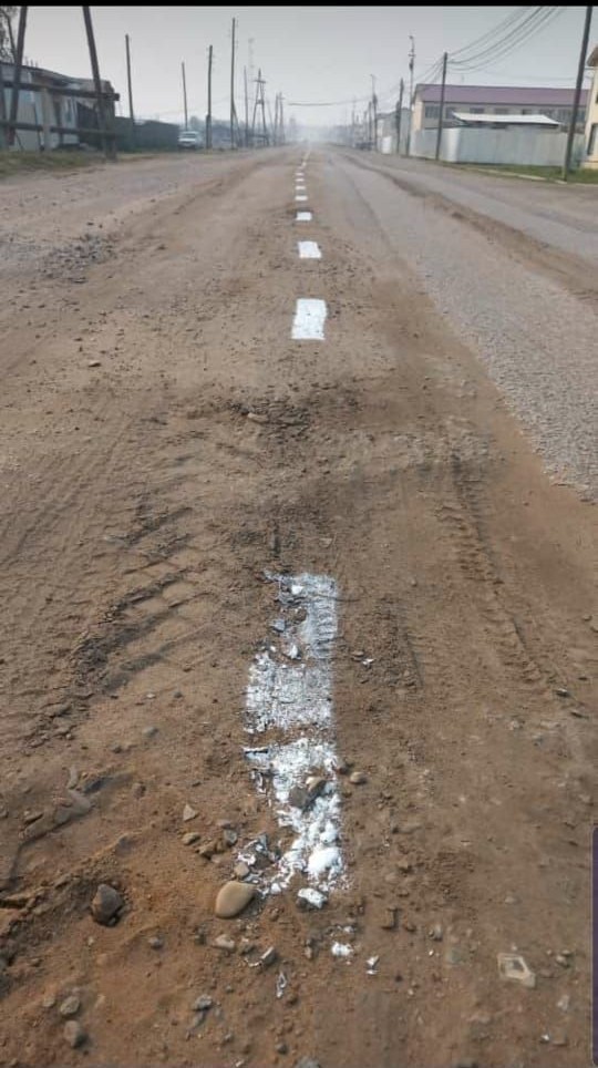 Наконец - то нанесли разметку на центральной улице села Ытык Кюель в Якутии