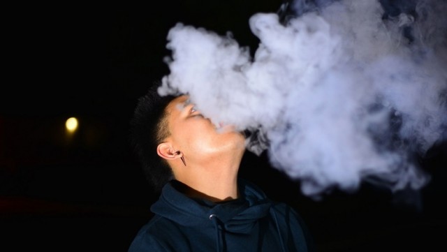 Подростки массово жалуются на «вечную болезнь» из-за вейпов, отёк слизистой у каждого второго