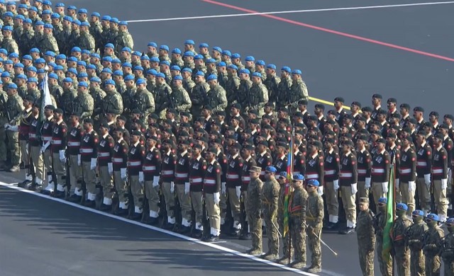 Военный парад по случаю годовщины победы в Карабахе проходит в Баку