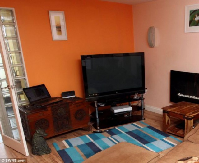 Девушка нашла заброшенный бункер