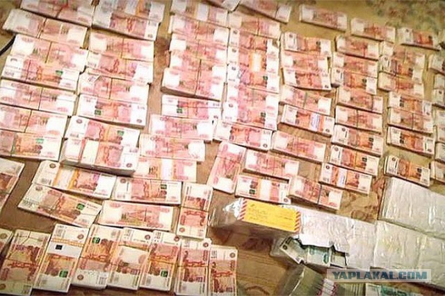 Стриптизерши подсчитывают свой заработок