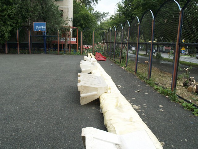 В Челябинске уложили теплотрассу поперек спортивной площадки