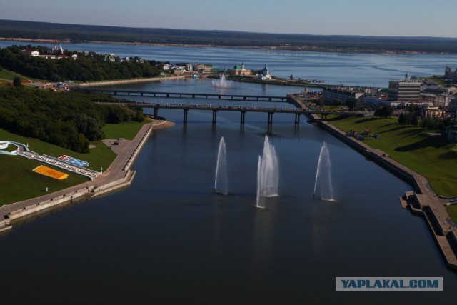 Добровольцы пробуют прыгнуть в бассейн с 10-метровой вышки