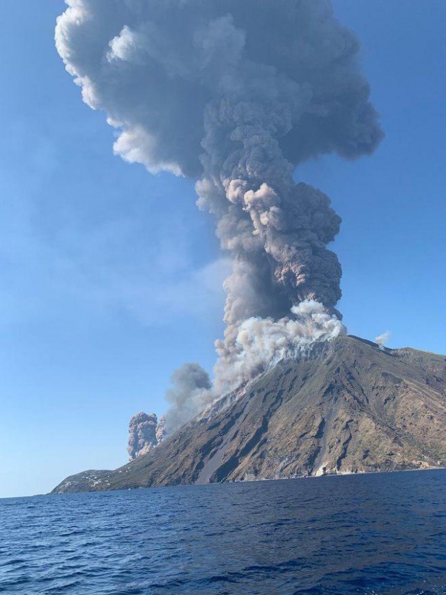 На юге Италии началось извержение вулкана Стромболи.