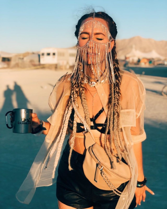 Девушки фестиваля Burning Man-2019