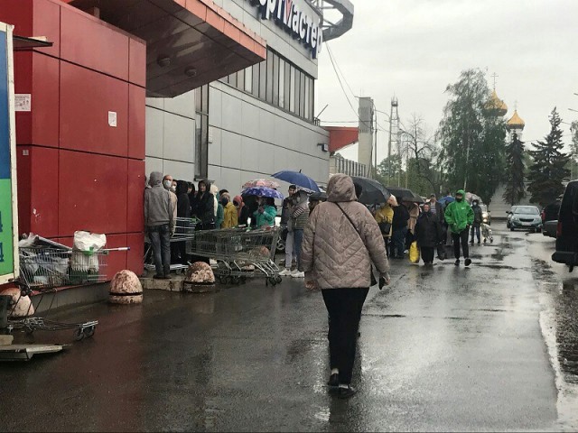 Карантин? Нет, не слышали! Россияне устроили давку из-за дешевых кастрюль и попали на видео