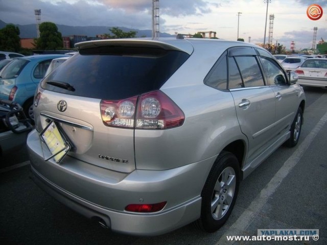 Едет пацанчик, сигаретку покуривает