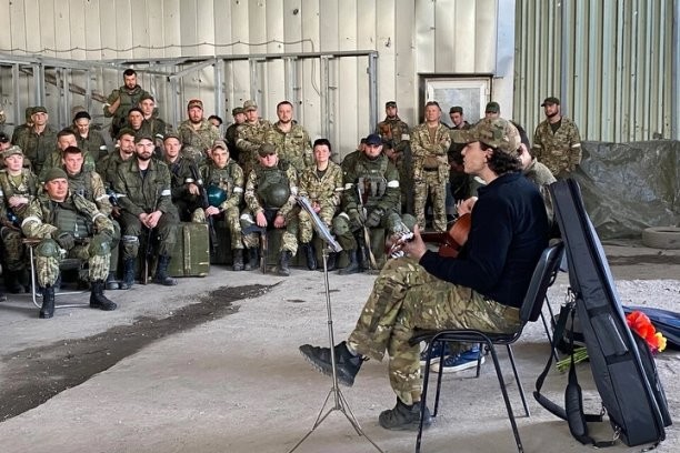 Юлия Чичерина дала импровизированный концерт на «Азовстали»: «Люди ждут наших побед и подтверждений, что мы не уйдем»