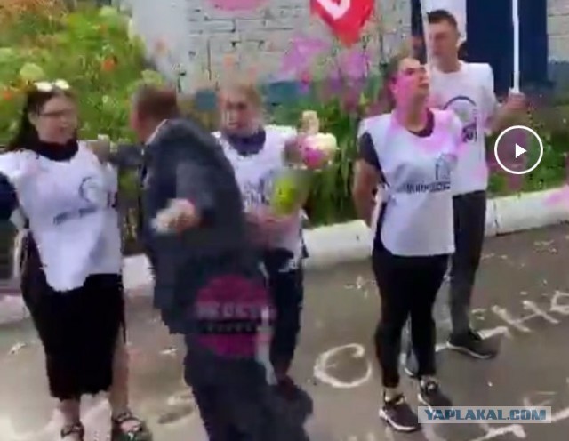 «Его снимай, дура!»