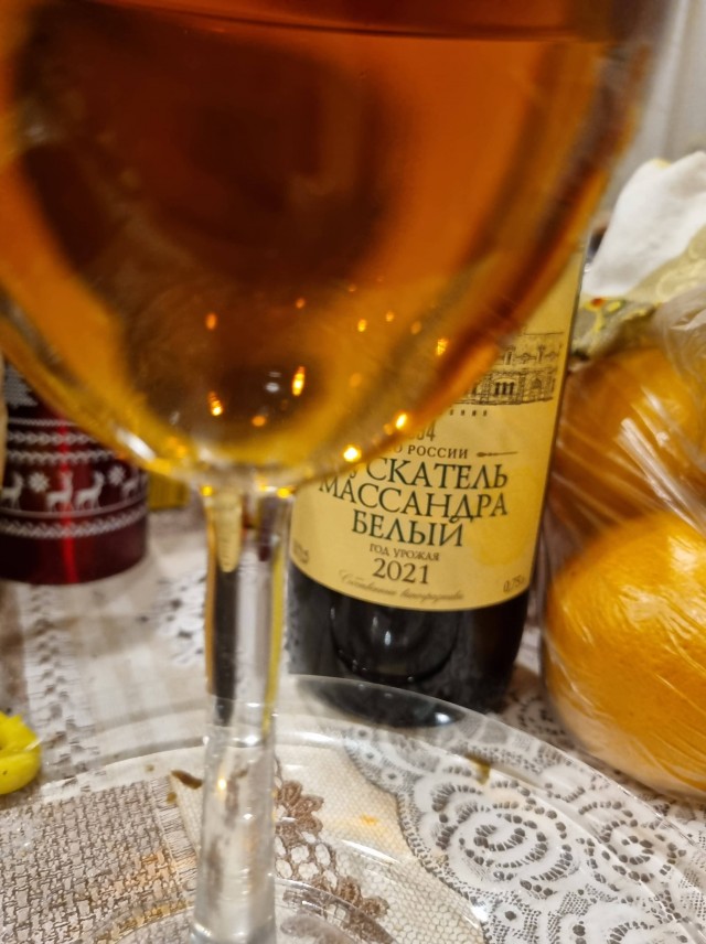 К Наде набежали женихи