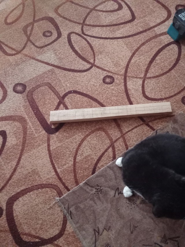 Небольшой столик из дров