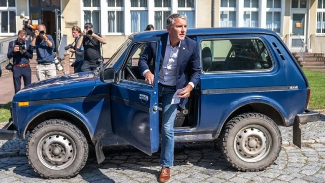 Бьорн Хёке от «Альтернативы для Германии» подкатил к избирательному участку на «Ниве».И бинго, «Альтернатива» в Тюрингии выиграла