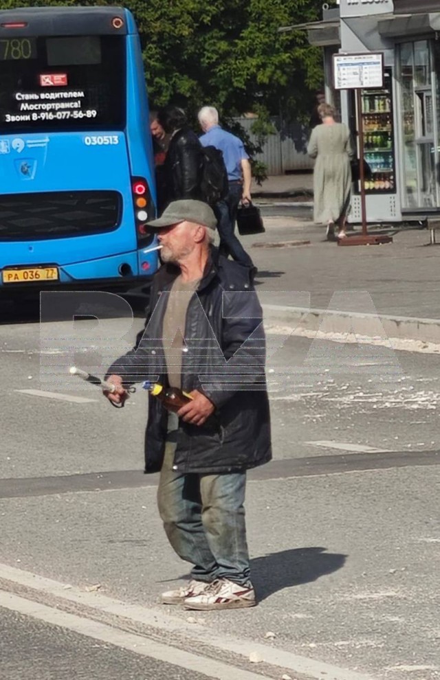 Добровольный помощник ГИБДД с пивом и жезлом замечен у метро «Войковская» в Москве