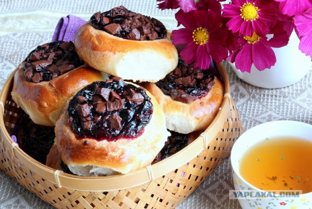 Ватрушки со смородиной и шоколадом