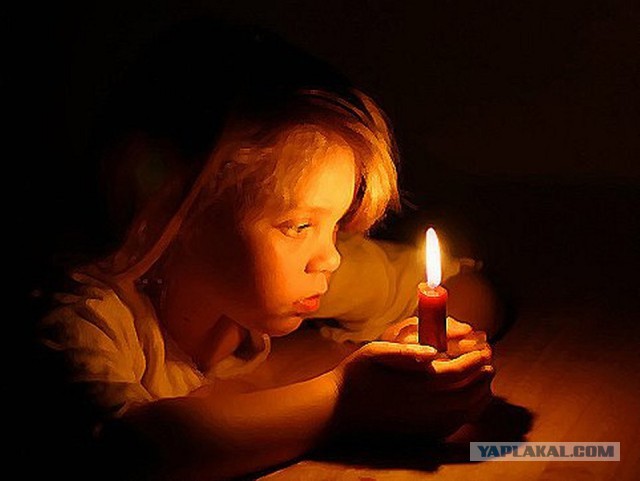 Люди несут цветы...