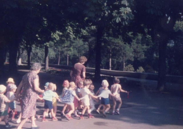 Советский детсад на прогулке