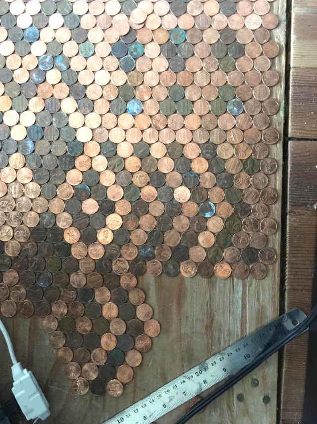 Женщина сделала просто потрясающий пол из 15 тысяч монет