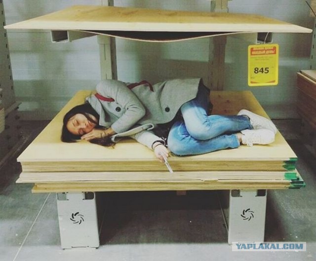 Страдания, муки и смертная скука: фотоподборка "Мужчины и шопинг"